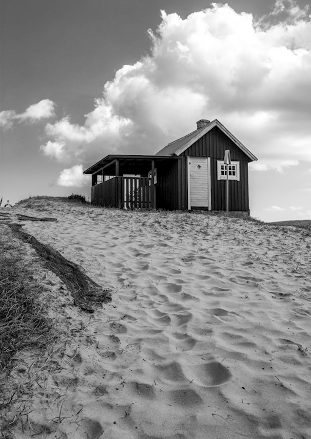 Fischerhäuschen am Sandstrand. 