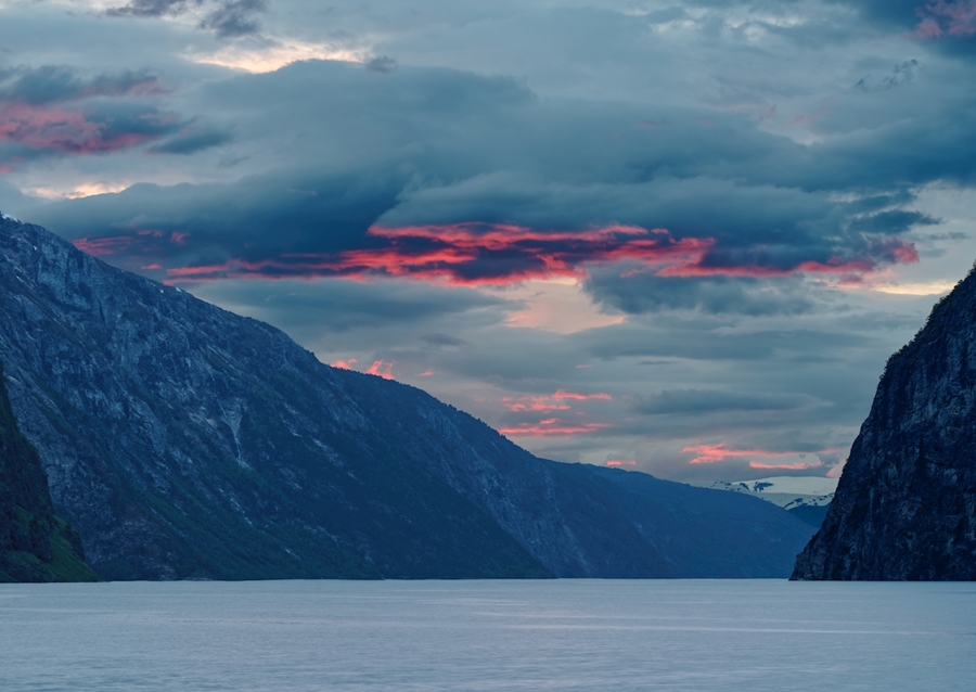 Rote Wolken am Fjord
