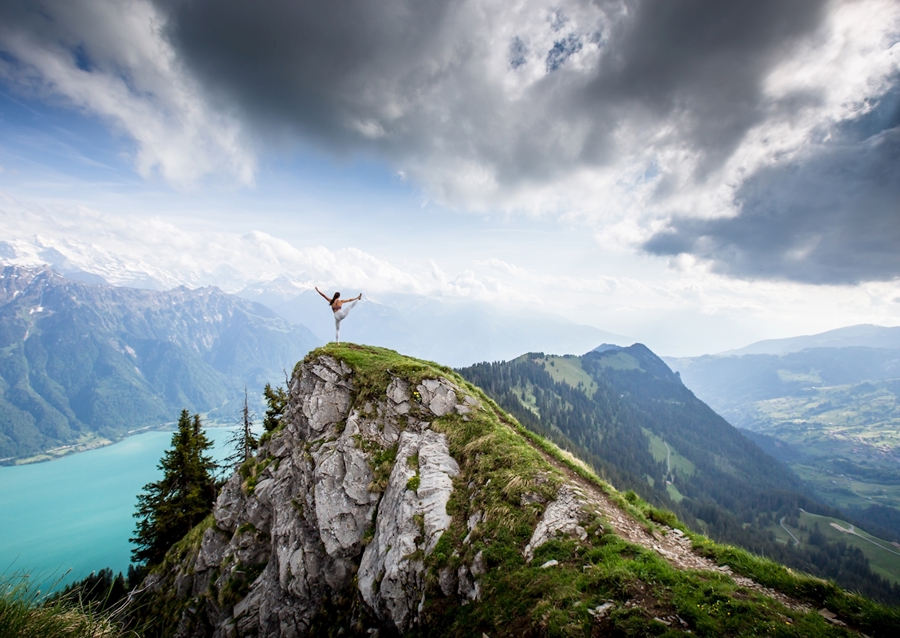 De pie en la cima y bailando