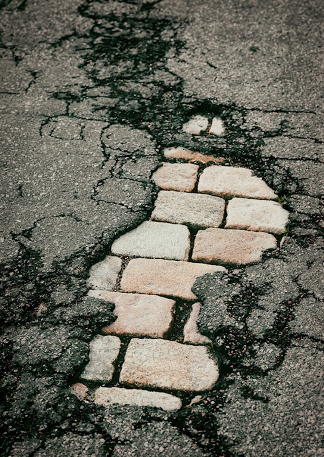 Repedezett aszfalt és macskakövek