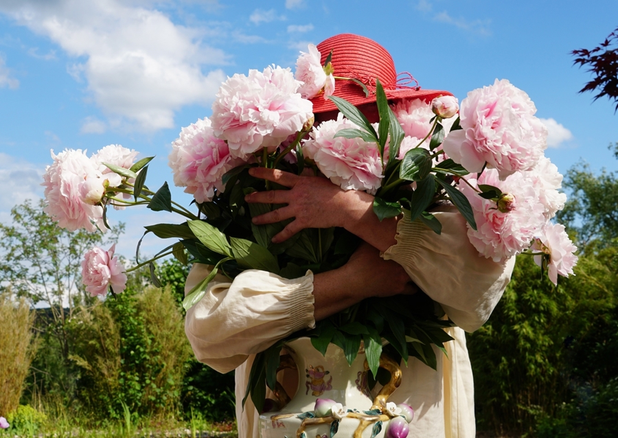 Frau und Paeonia lactiflora