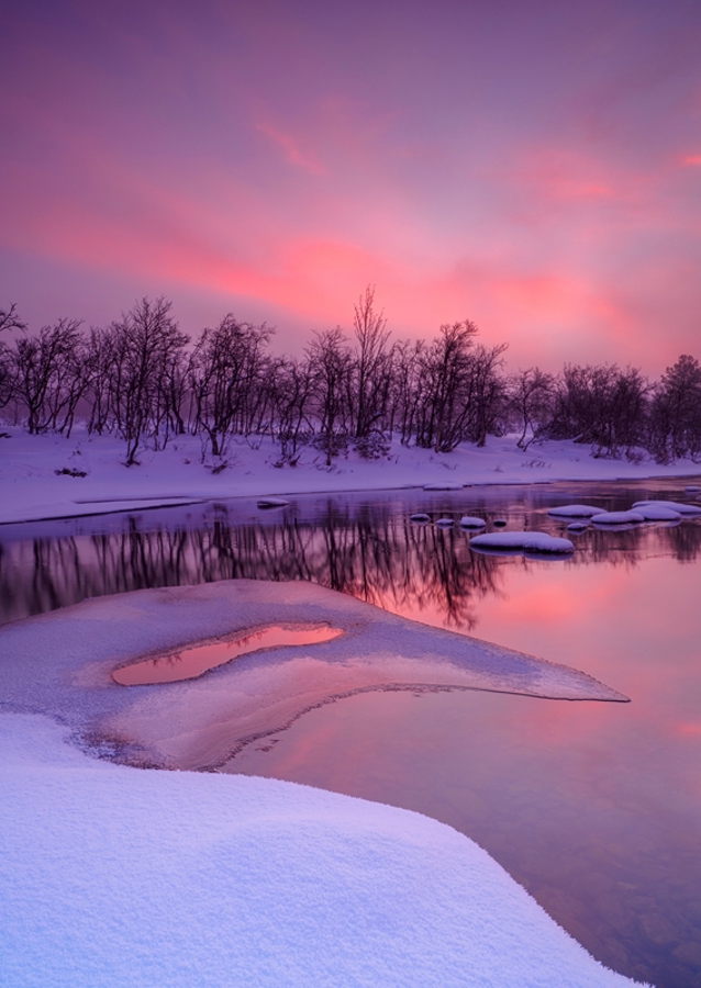 Różowy wschód słońca nad zimową rzeką