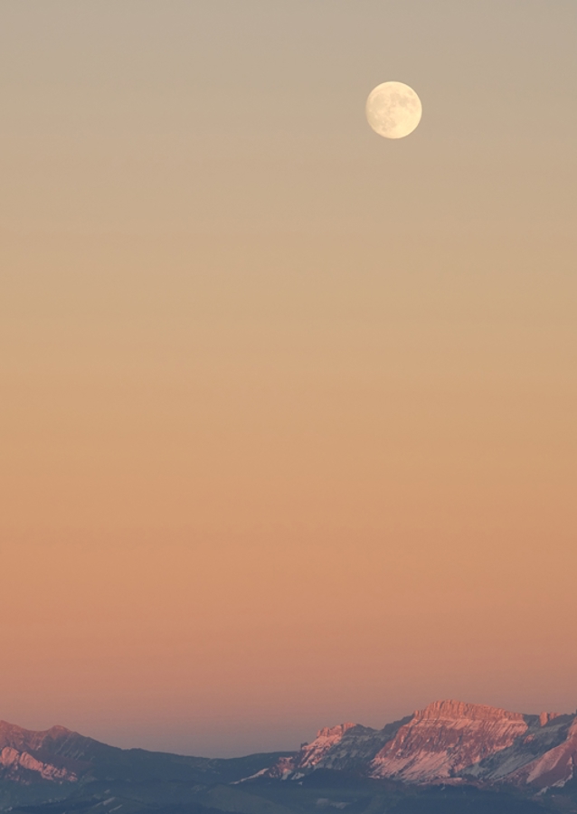 Luna llena en las montañas