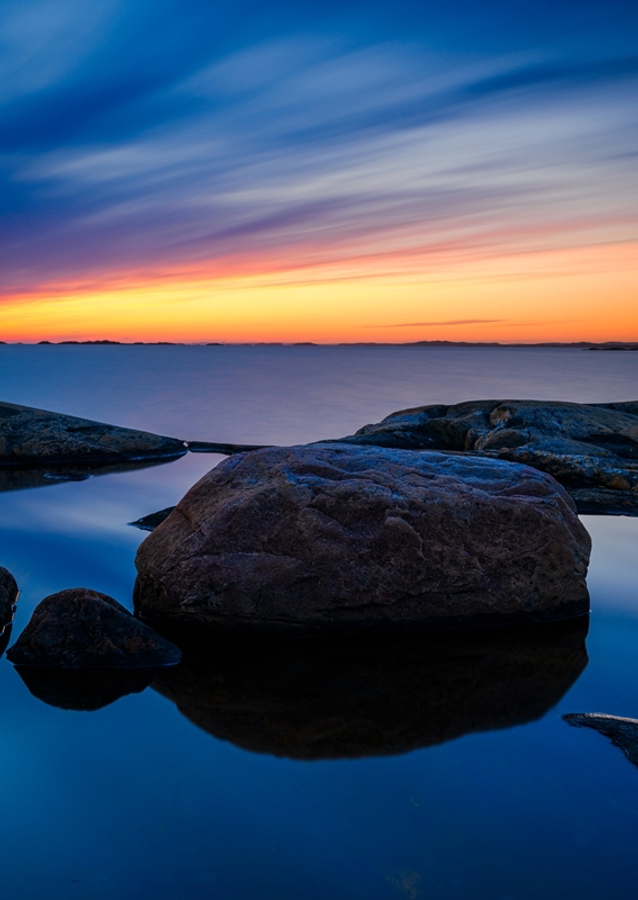 Piedra en el acantilado costero