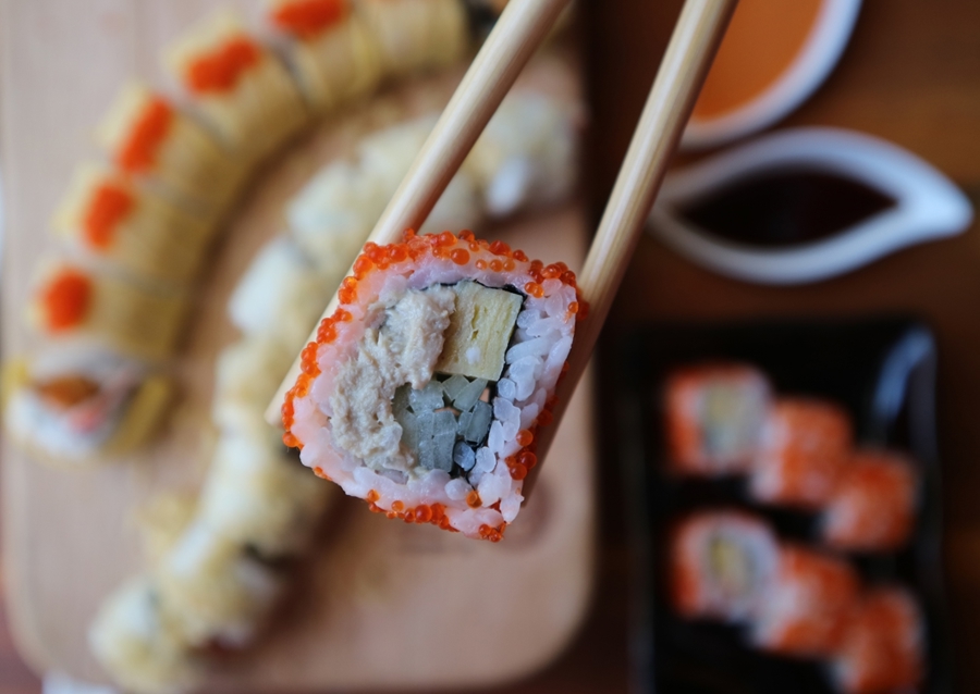 Sushi essen mit Stäbchen 