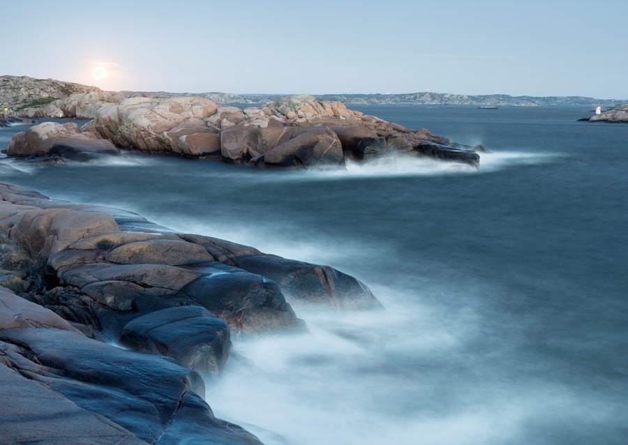 Měsíc, skály, moře