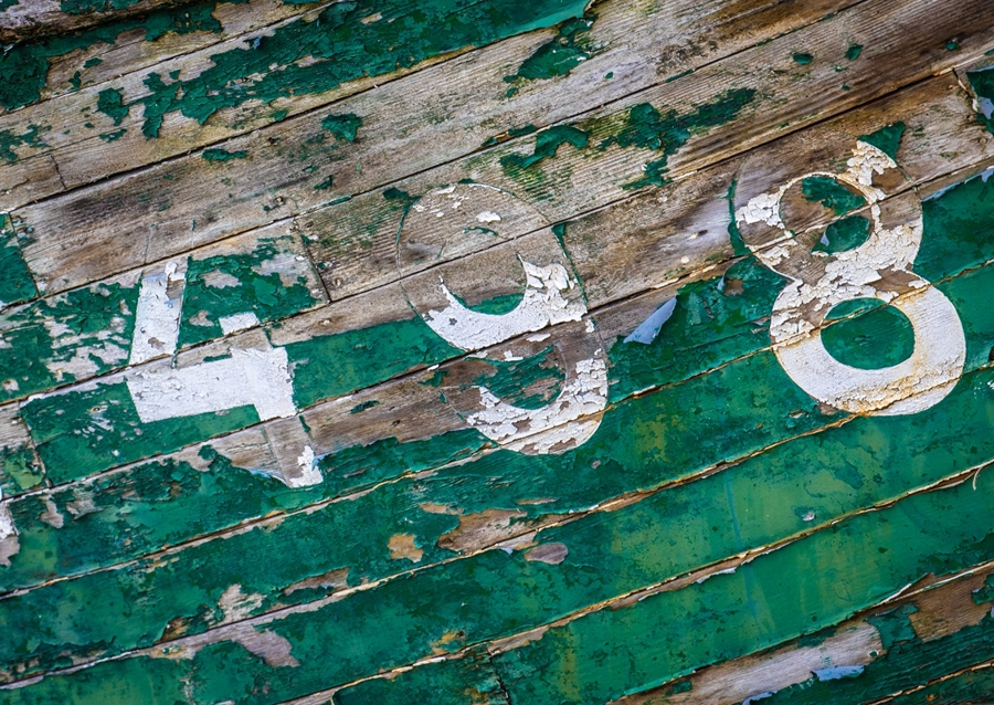 Čísla na barevném dřevě 498