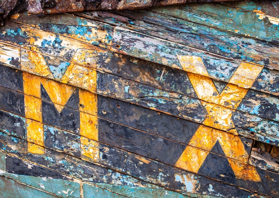 Bogstaver på farverigt træ 