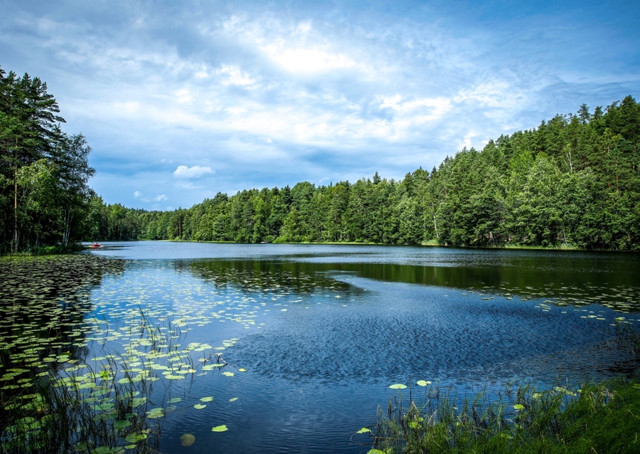 bellissimo lago sotto il cielo blu