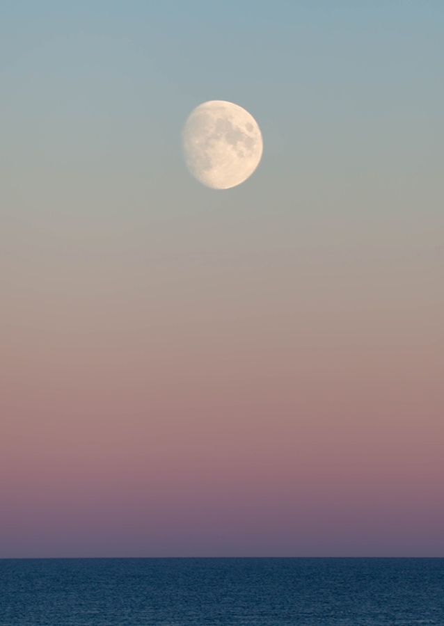 Månen över havets horisont