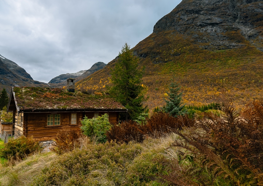 Høst på en hytte på fjellet. 