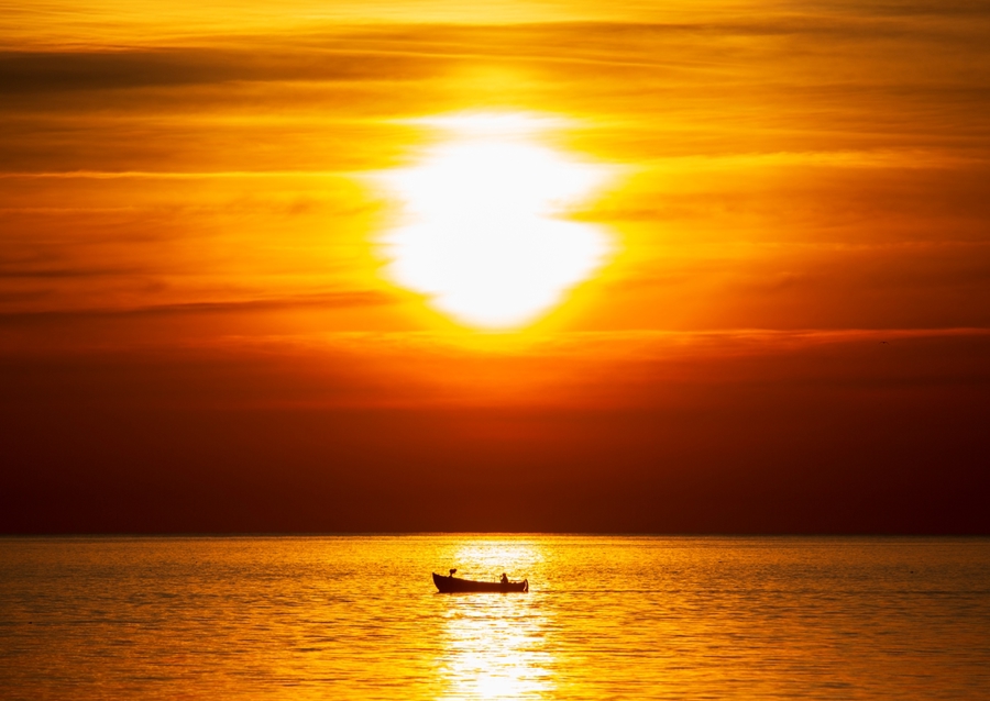 Petit bateau au coucher du soleil