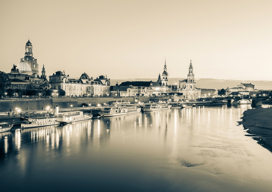 Dresden at night - monochrome