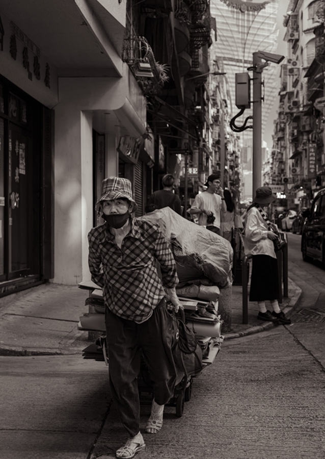 Naiset keräävät sarjakuvia Macao