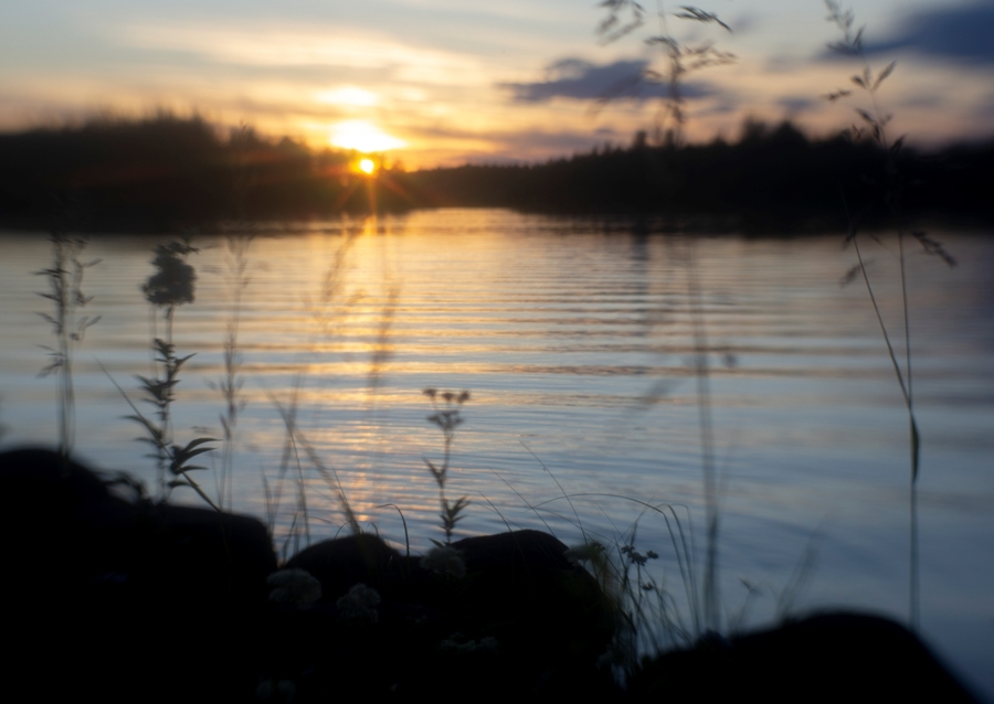 Sonne zur Meerenge in der Hütte
