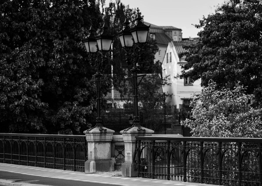 Lucerny se svíčkami na mostě