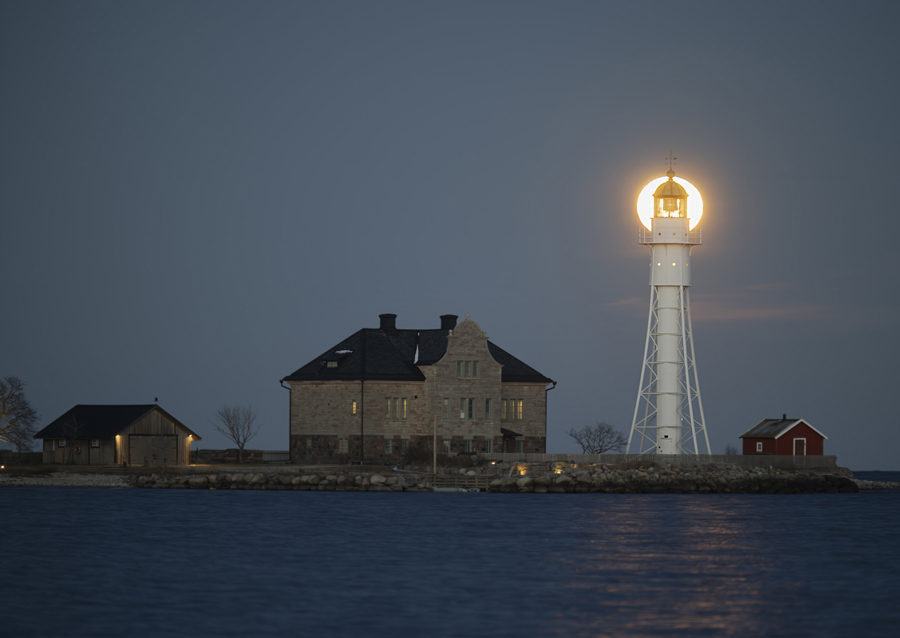 Full moon over Högby lighthous