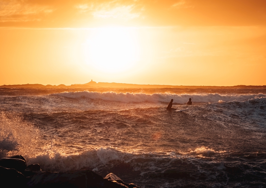 Surfen bei Sonnenuntergang