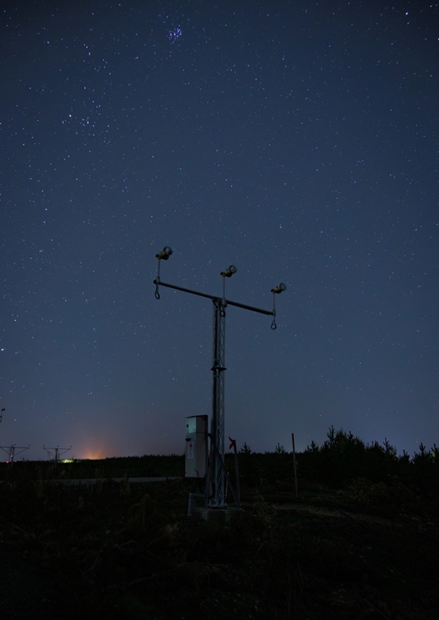 Noční obloha nad letištěm