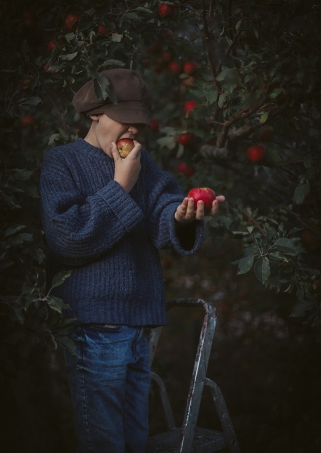 Chłopiec z jabłkiem