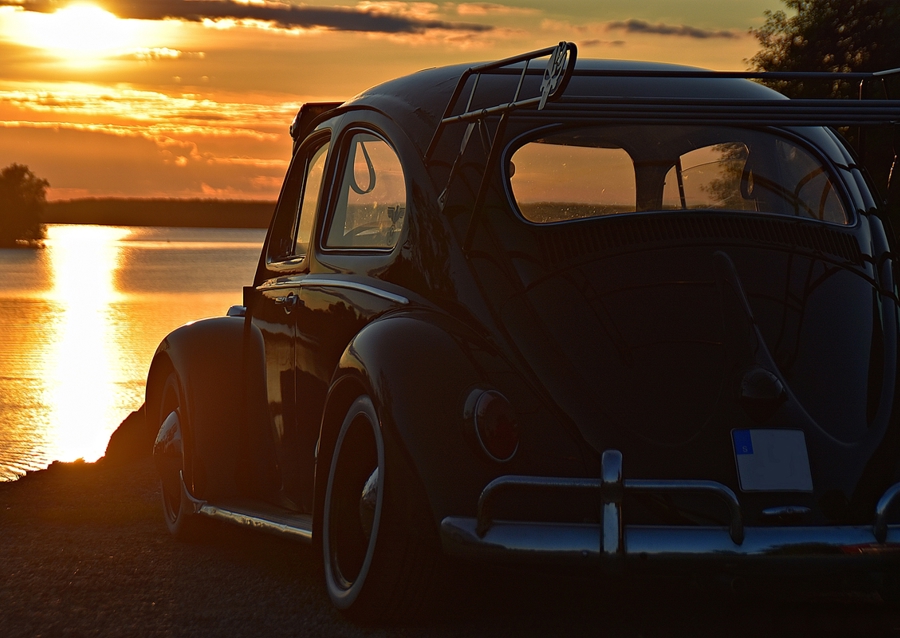 VW Maggiolino al tramonto