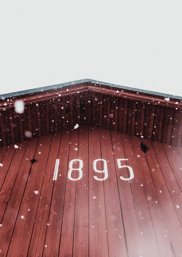 Snöflingor på röd lada