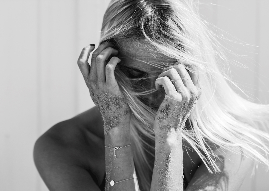 blond jente på stranden