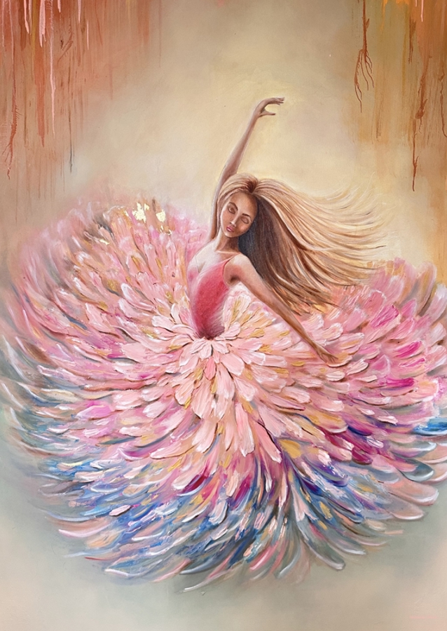 Kvinde i dansende blomsterkjole