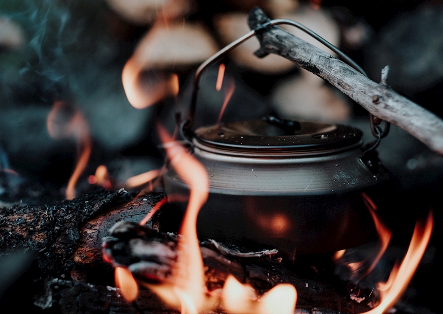 Café sur le feu crépitant