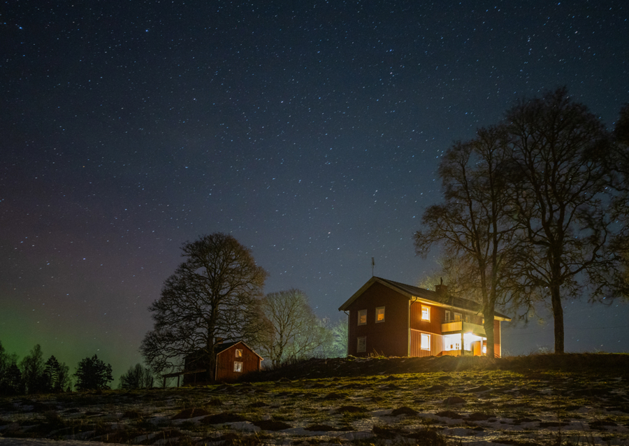 Svensk hus med stjernehimmel