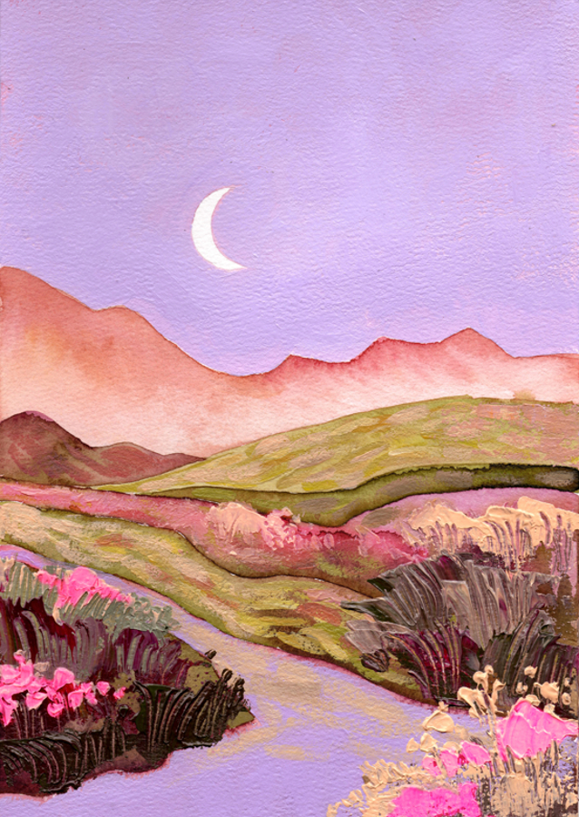 Lilla himmel og måne over blomstrende lyserøde grønne marker landskab