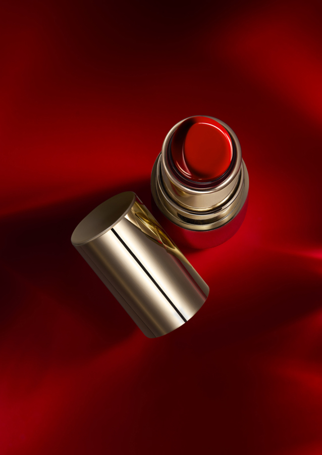 Rød læbestift på rød baggrund