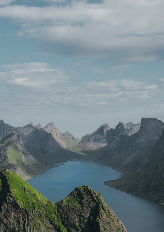 Serene Mountain Lake: Nature's Majestic Canvas