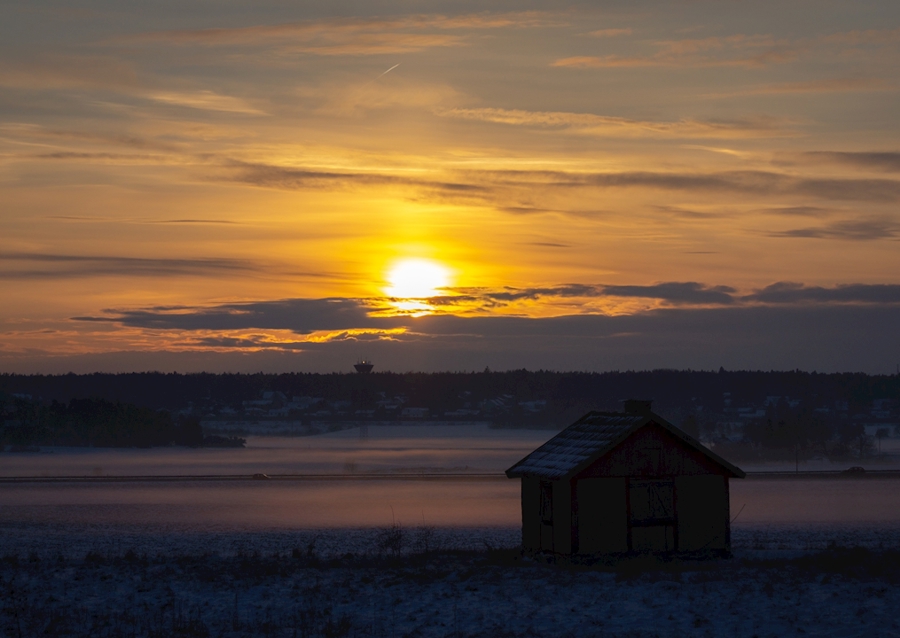 Yksin auringonlaskussa