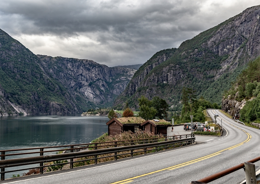 Norská silnice podél fjordu