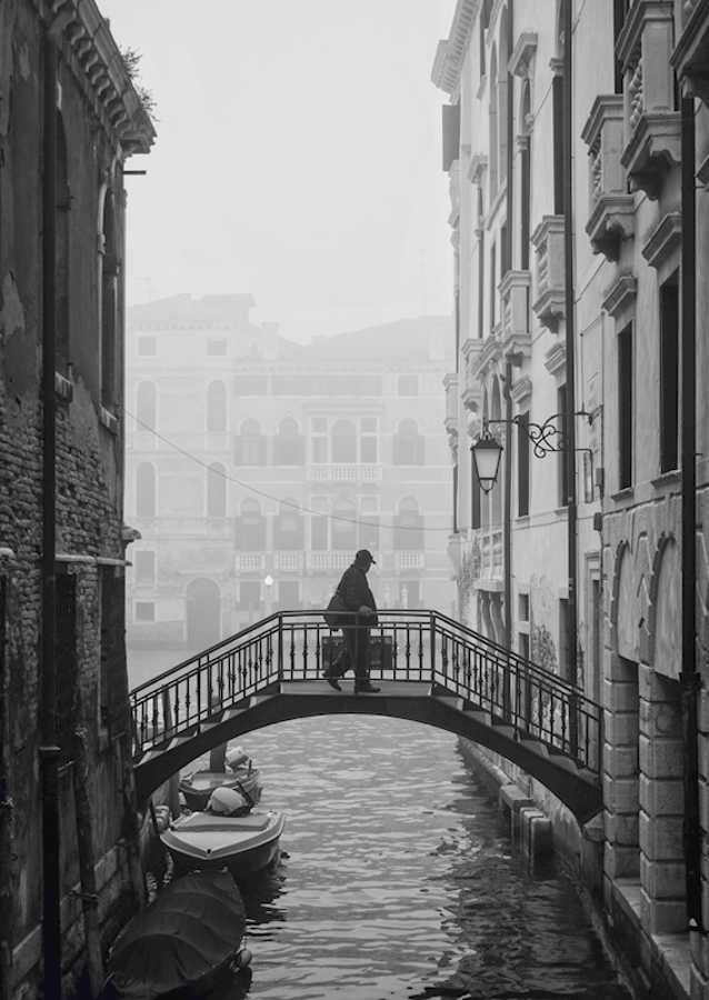 Pont dans le brouillard