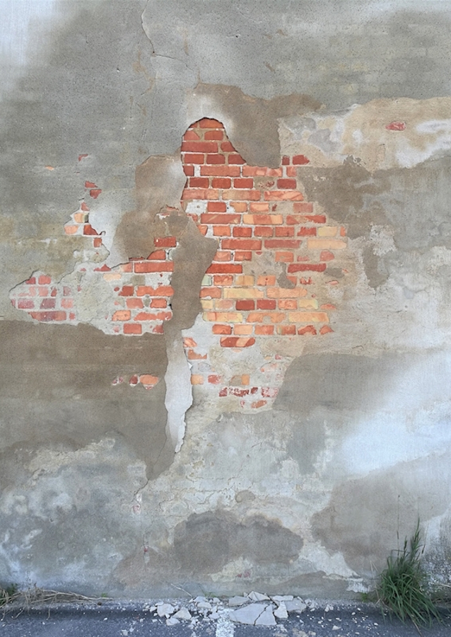 Zastrčená cihlová zeď