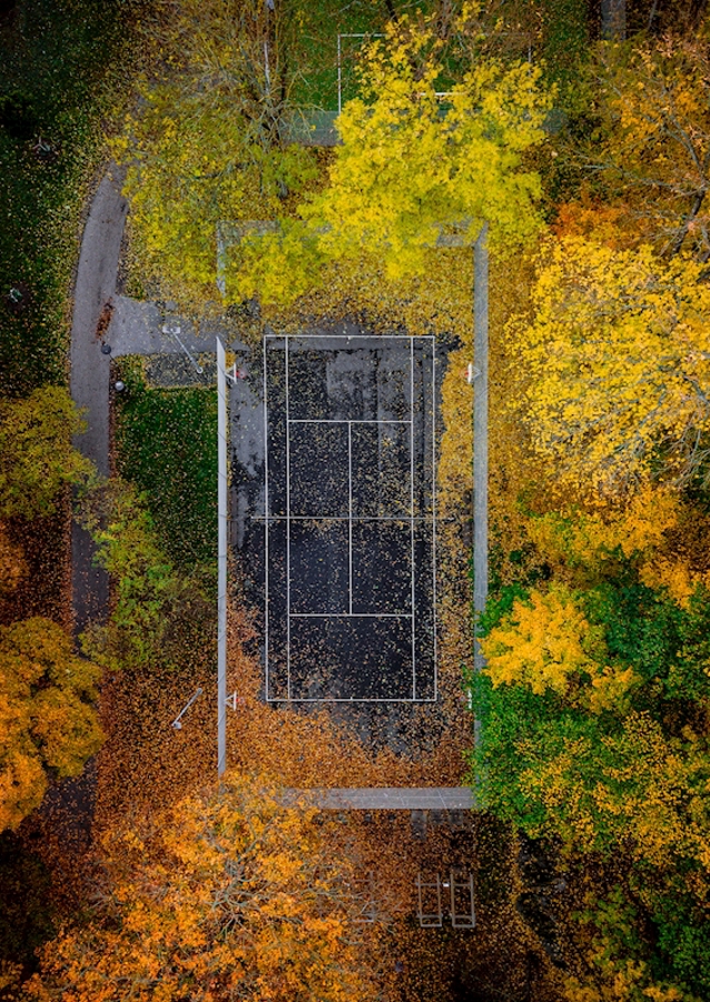 Pista de tenis en colores otoñales