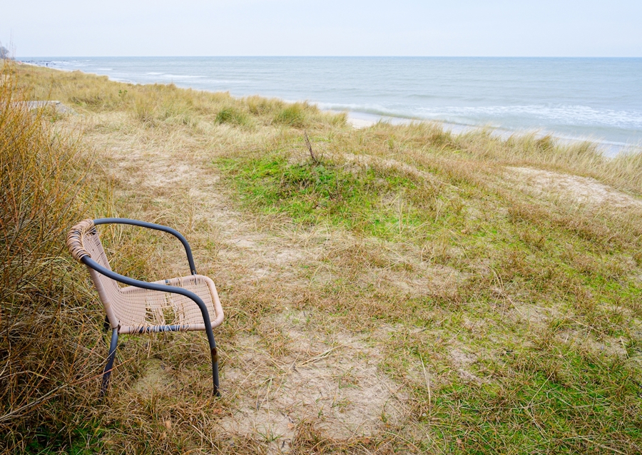 Egy szék a tenger mellett