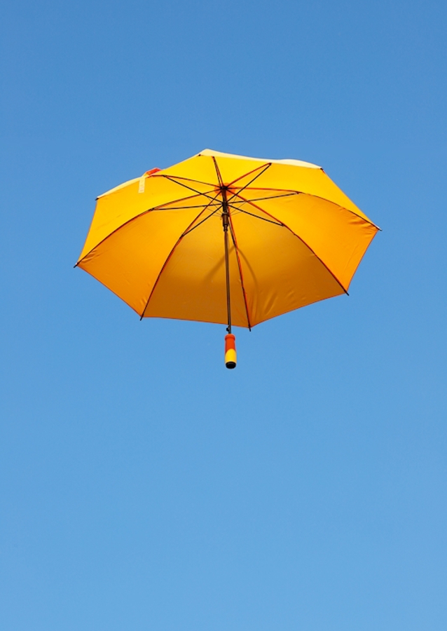 Orange paraply svävar
