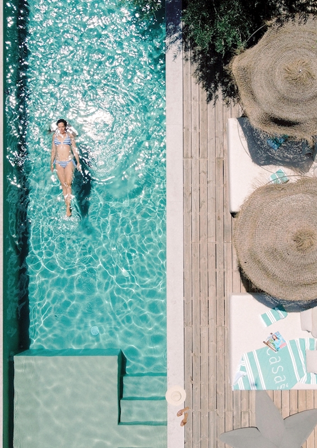 Frau schwimmt im Pool