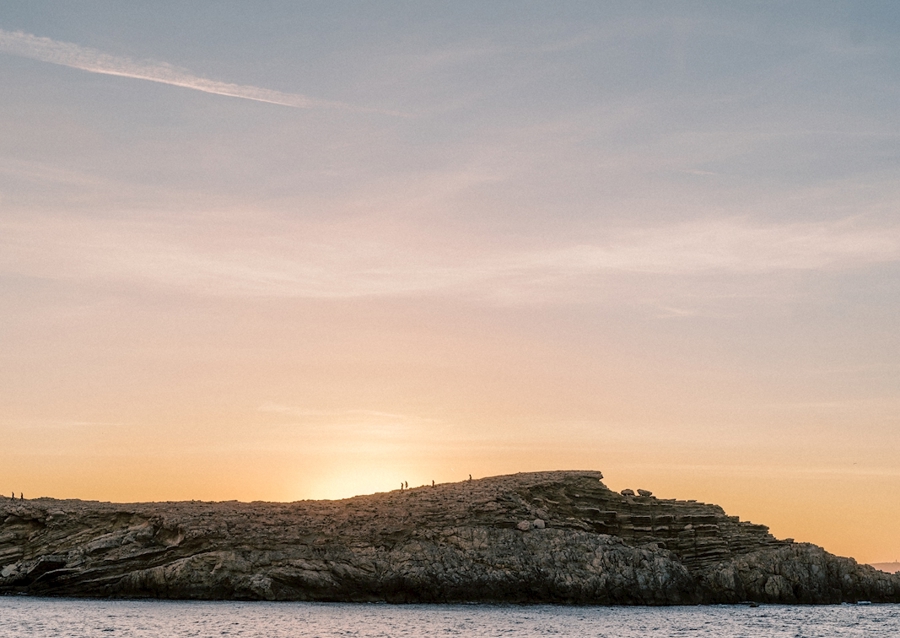 Auringonlaskun kävely meren vieressä