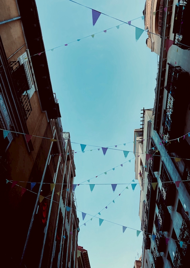 Der Himmel und die Flaggen