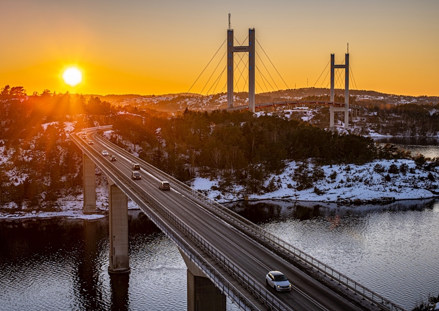 Západ slunce nad mosty Tjörn
