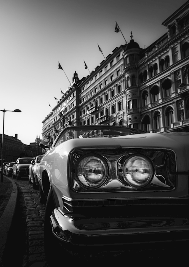 Car outside Grand Hotel BW