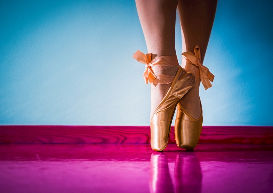 De ballerina met schoenen stelt