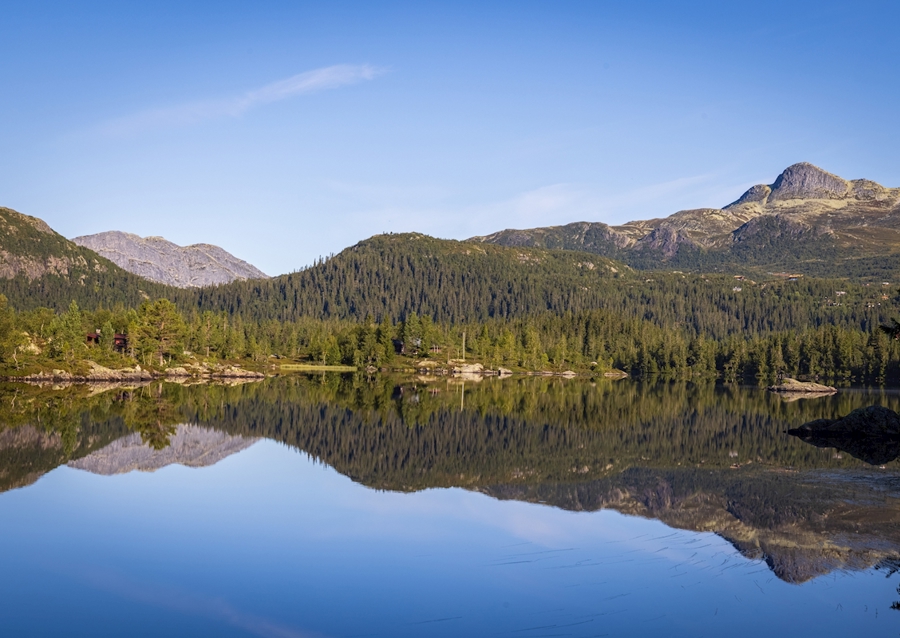 The lake right by the mountain