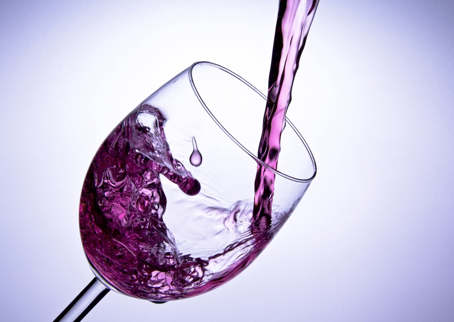 Červené víno ve sklenicích