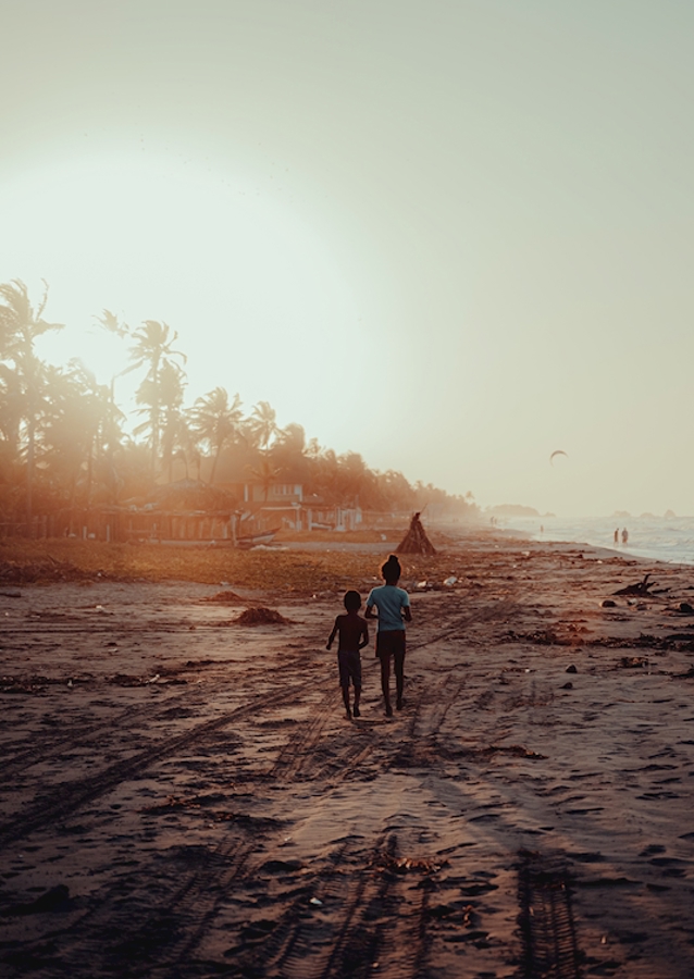 Sole di mezzanotte sulla spiaggia