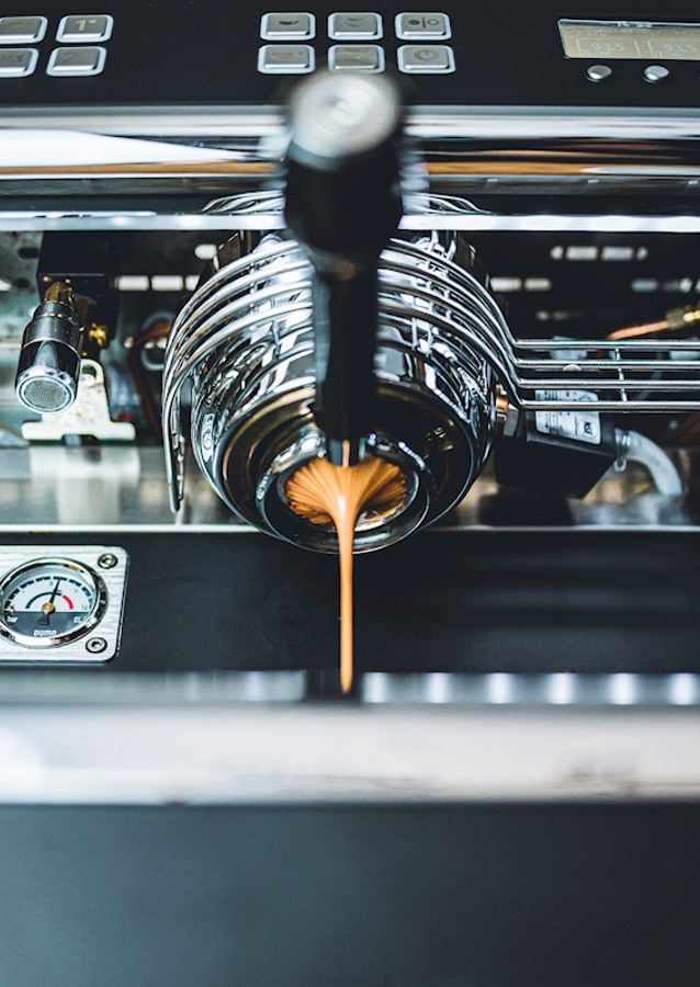 Le café frais coule à flot